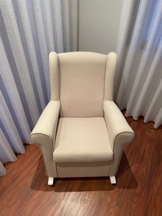 Sillón orejero mecedora lactancia con reposapiés