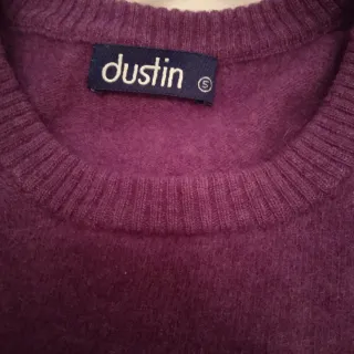 Jersey de lana Dustin morado con coderas puestas.