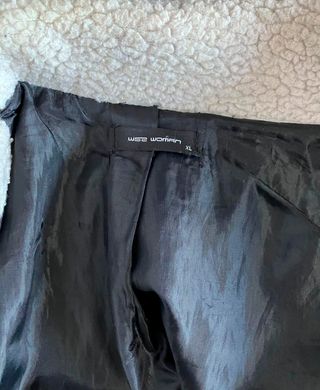 Casaco preto com gola de pelo sintética