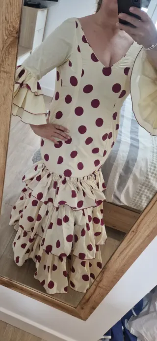 Traje gitana flamenca beige y lunares bugamvilla
