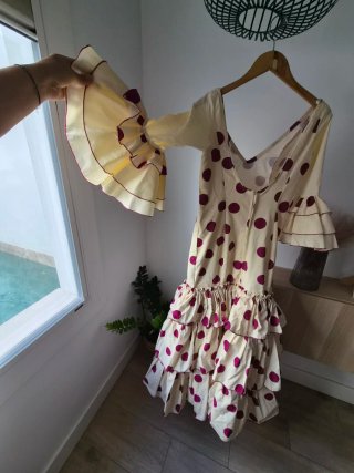 Traje gitana flamenca beige y lunares bugamvilla