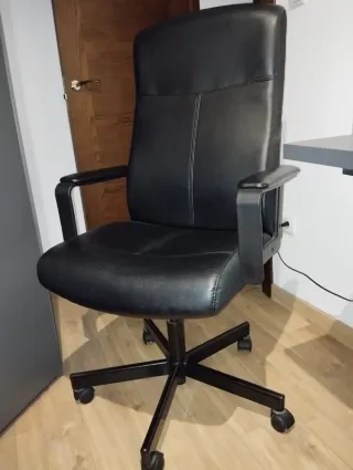 Silla de oficina negra con ruedas
