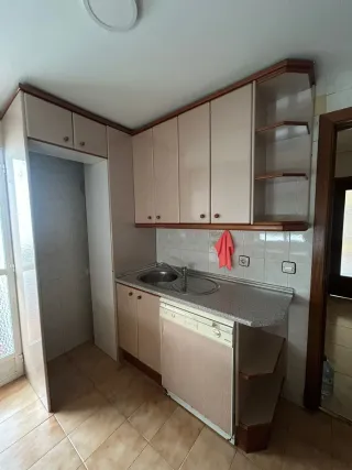 Muebles de cocina beige y marrón