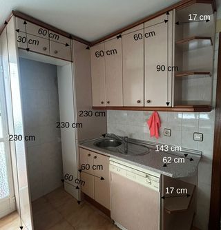 Muebles de cocina beige y marrón