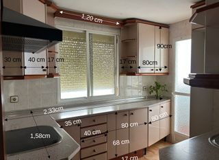 Muebles de cocina beige y marrón