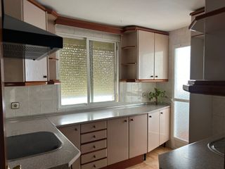 Muebles de cocina beige y marrón