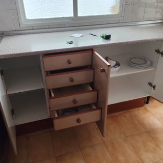 Muebles de cocina beige y marrón