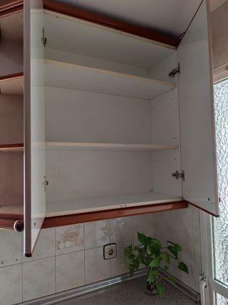 Muebles de cocina beige y marrón