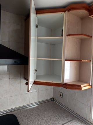 Muebles de cocina beige y marrón