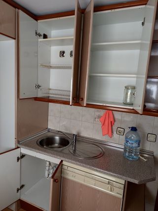 Muebles de cocina beige y marrón