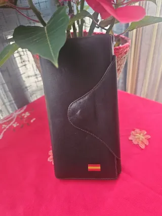 Cartera de piel marrón