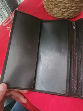 Cartera de piel marrón