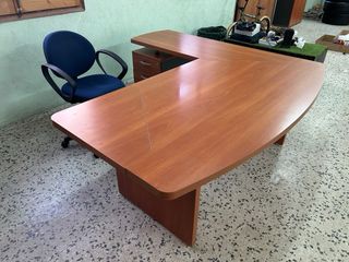 Mesa + armario + cajonera de oficina de madera