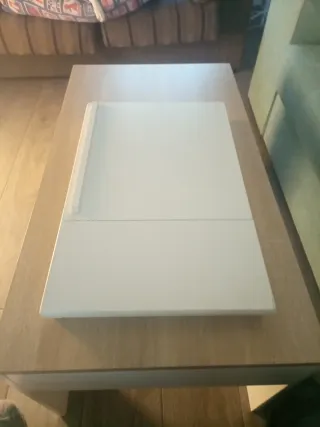 Mesita camillera de madera blanca