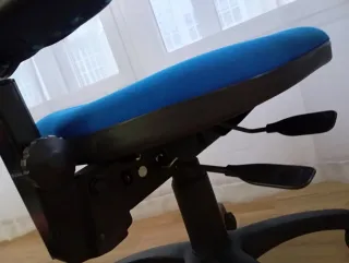 Silla de oficina azul con estampado