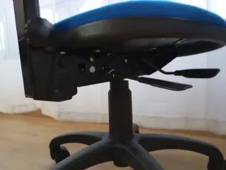 Silla de oficina azul con estampado