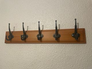 Perchero de madera y metal