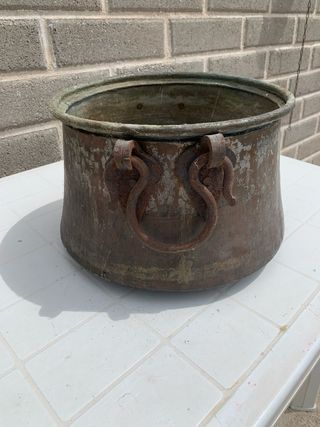 Antico calderone in rame con manici