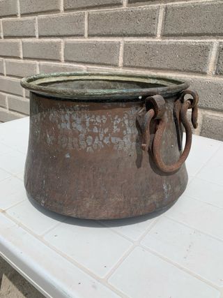 Antico calderone in rame con manici