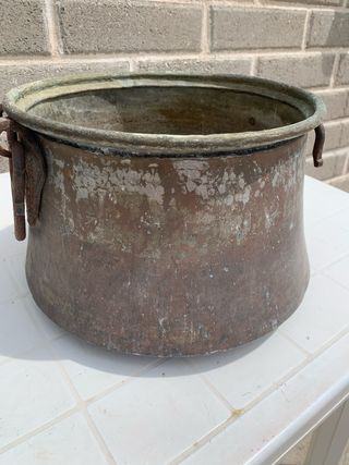 Antico calderone in rame con manici