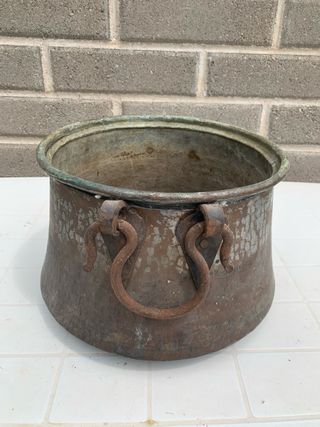 Antico calderone in rame con manici