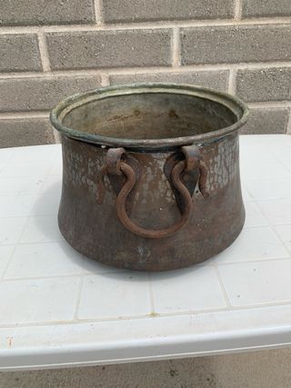 Antico calderone in rame con manici