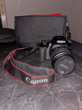 Canon EOS 250D con objetivo EF-S 18–55mm