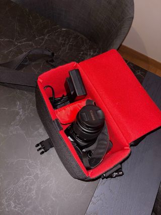 Canon EOS 250D con objetivo EF-S 18–55mm