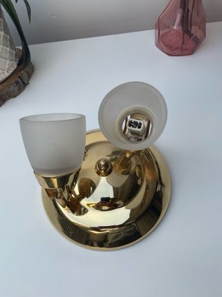 Lámpara de mesa dorada con 2 focos