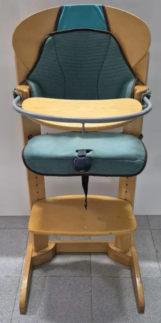 Silla bebé madera con cojín y bandeja
