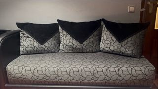 Sofá completo con fundas y base negra