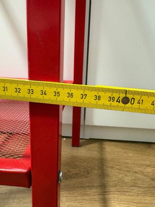 Estantería metálica roja