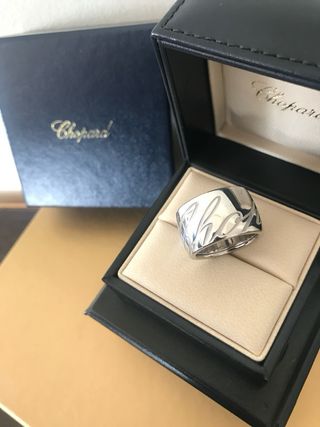 Anillo Chopard. Oro blanco. A estrenar