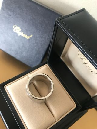 Anillo Chopard. Oro blanco. A estrenar