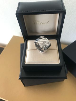 Anillo Chopard. Oro blanco. A estrenar