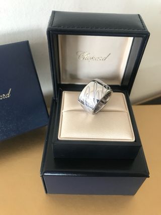 Anillo Chopard. Oro blanco. A estrenar