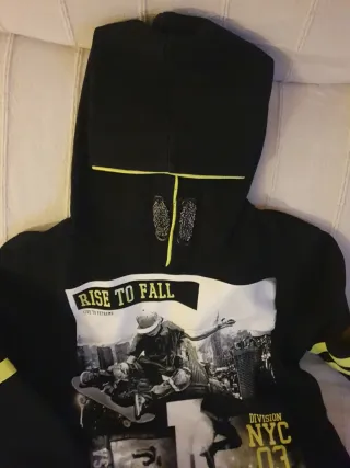 Sudadera Negra con Estampado Gráfico