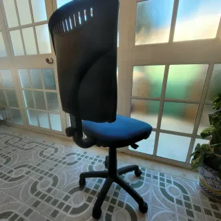 Silla de oficina azul y negra