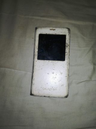 Samsung Móvil Negro con Funda Blanca