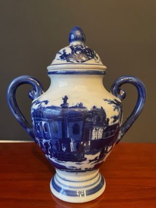 Jarrón de porcelana azul y blanco