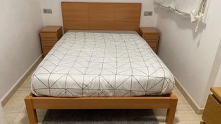 Dormitorio: cama 135/140cm + mesitas