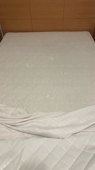 Dormitorio: cama 135/140cm + mesitas