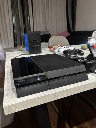 PS4 Negra + 9 Juegos + 4 mandos + accesorios