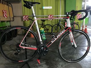 Bicicleta de carretera de carbono Cube