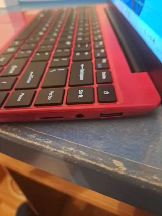 Ordenador portátil rojo