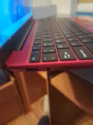 Ordenador portátil rojo