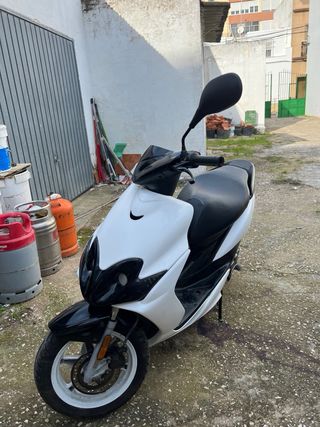 Yamaha Jog RR Blanca y Negra