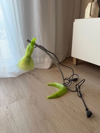 Lámpara de escritorio verde y blanca