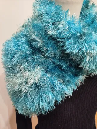 Bufanda tejida a mano turquesa y blanca
