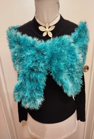 Bufanda tejida a mano turquesa y blanca